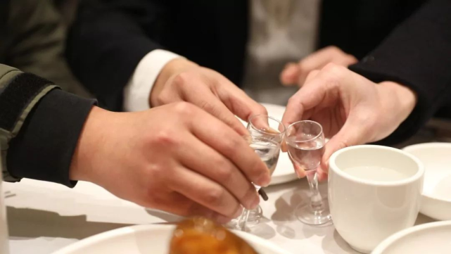 酒桌上5个默认的规定,喝酒人一定要了解,不清楚的都吃过亏