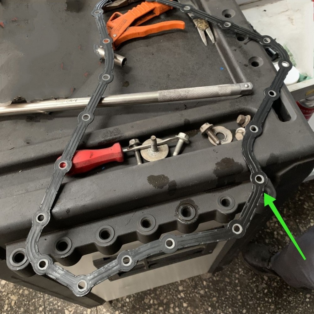 31万公里的君威漏油 油底壳变形所致 师傅 拆下用锤敲敲就中 腾讯新闻