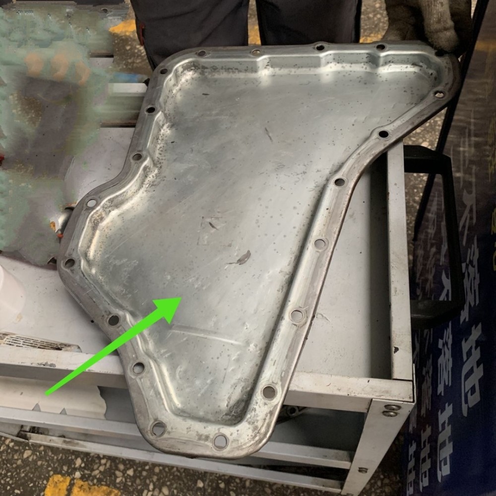 31万公里的君威漏油 油底壳变形所致 师傅 拆下用锤敲敲就中 腾讯新闻