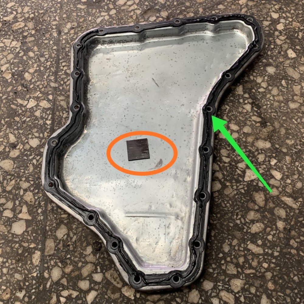 31万公里的君威漏油 油底壳变形所致 师傅 拆下用锤敲敲就中 腾讯新闻