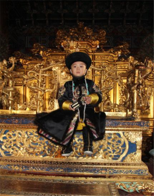 调皮孩子贪玩爬上龙椅,皇帝:好玩吗?孩子机智答6字,顺利登基