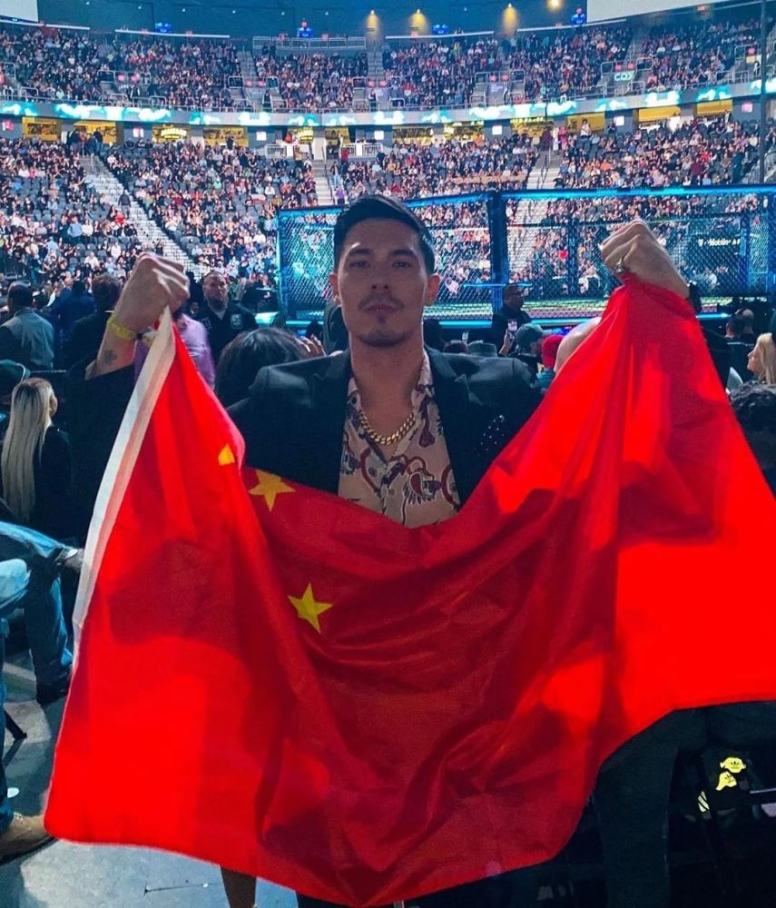 昨天华裔混血男星刘易斯·谭lewis tan也去看了ufc248,见证了张伟丽