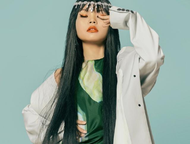 cindy最新大片穿绿色长裙叉腰摆pose丑女成功逆袭