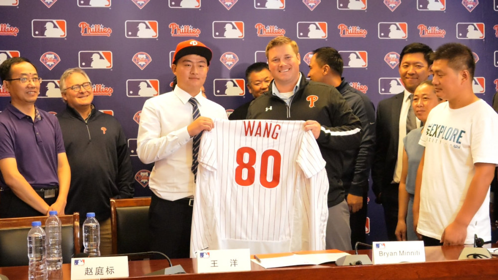 王洋19岁赴美挑战职业棒球从不懂英文睡不着到渴望升级
