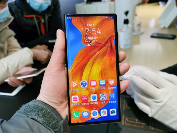 华为新款matexs手机亮相体验店线下价格达32000元