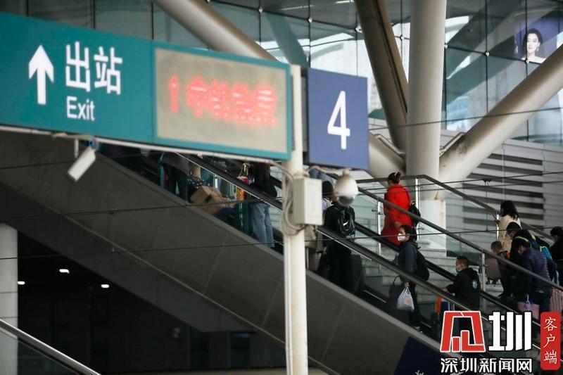 月   日,深圳北站出站手扶电梯上站满刚刚到达深圳的旅客.