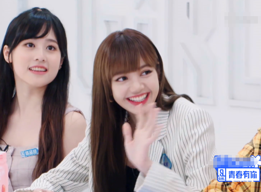 《青你2》看清偶像lisa在前方,谁留心虞书欣行为?追星女孩都懂