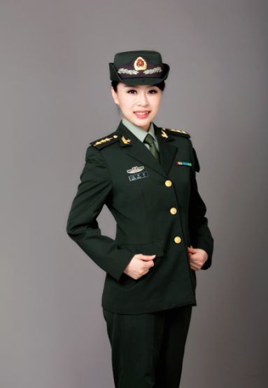 王奕丁是一个地地道道的青岛小嫚儿,出生在青岛一个音乐氛围很浓厚的