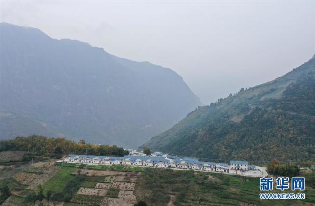 这是四川省布拖县龙潭镇幸福村(2019年12月11日摄,无人机照片).