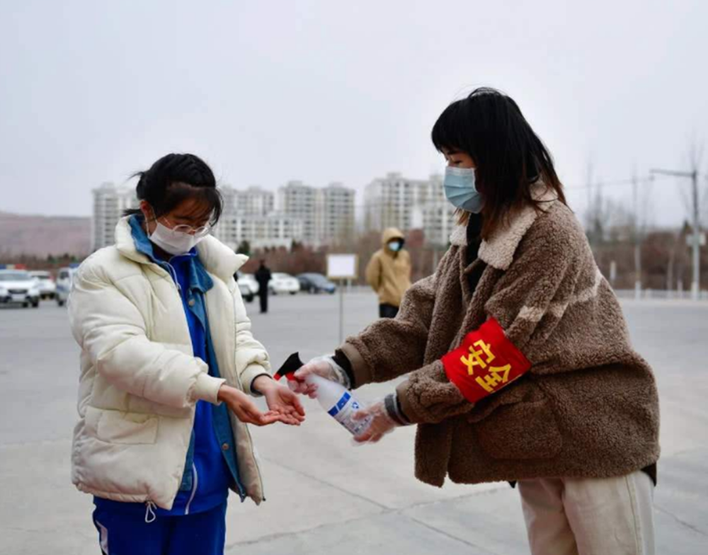 为什么各省开学时间一再推迟？看到青海省的开学场景，顿时明白了图3