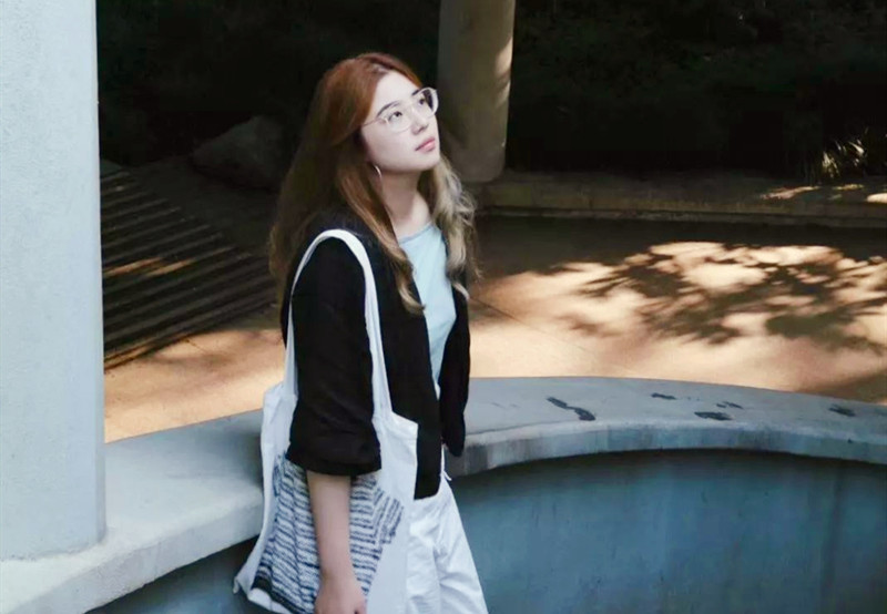 95后美女蒋涵萱的人体书法火了但这真的是艺术吗