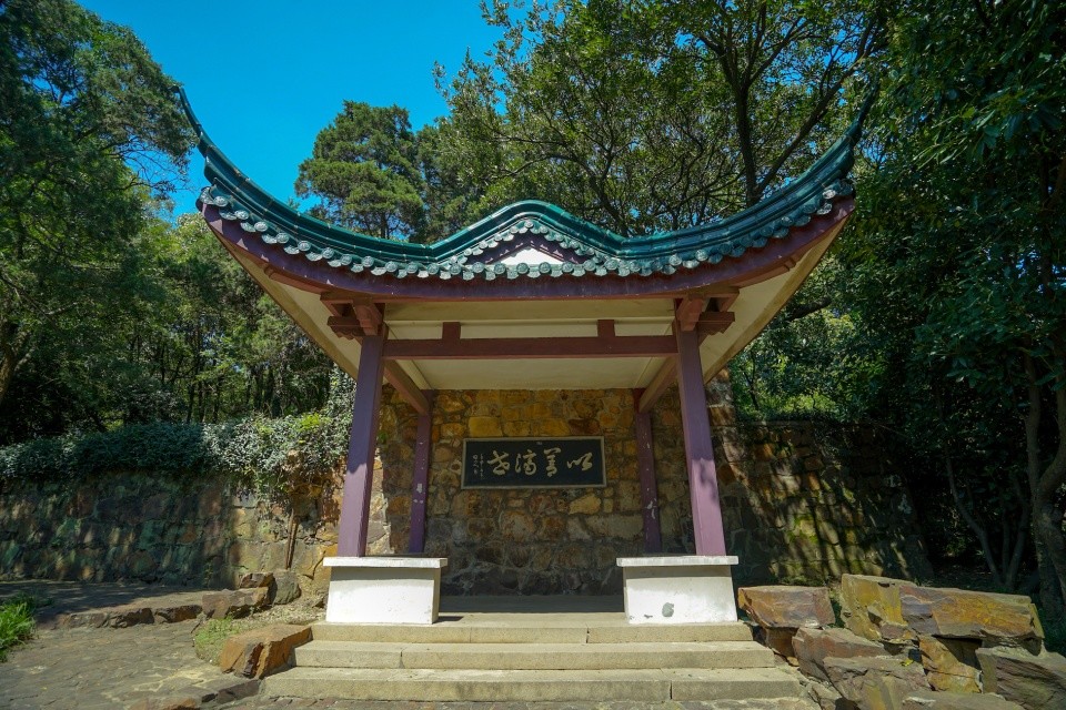 梅园之一,园内还有天心台,洗心泉,清芬轩,招鹤亭等步步登高的观赏景点