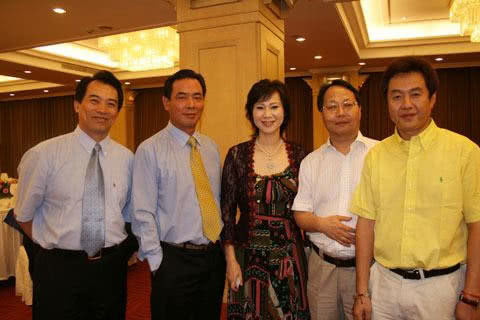 曹燕华与二婚丈夫打球,扣杀后开心庆祝,23岁获世乒赛大满贯退役_腾讯