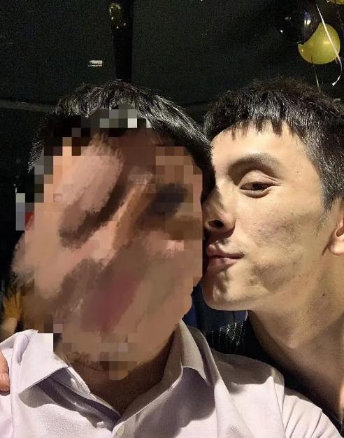 李佳琦酒后生图自拍曝光皮肤粗糙满脸痘网友大呼被打光骗了