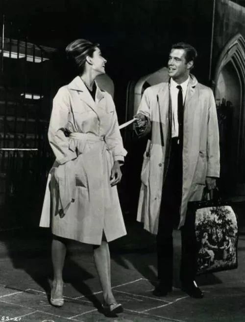 越来越多的女明星也在这一时期开始穿着原本属于男人们的风衣，比如《蒂凡尼的早餐》中的奥黛丽·赫本