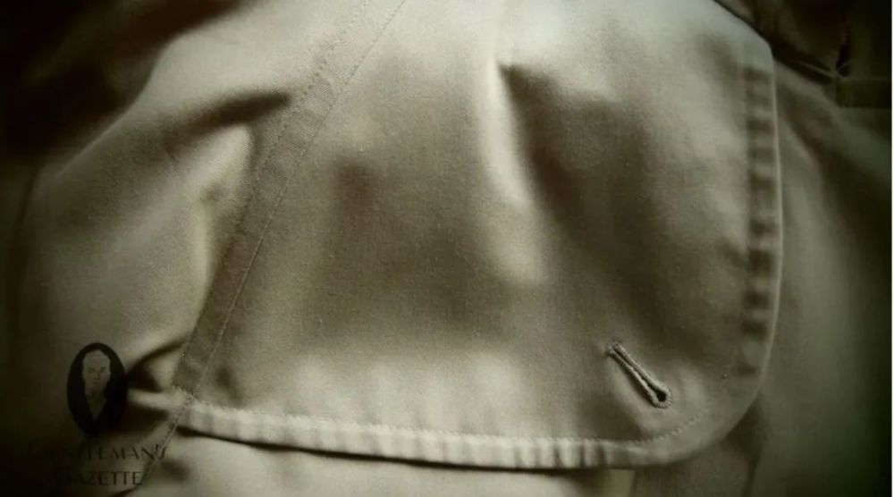 前肩覆（Gun Patch / Storm Flap）