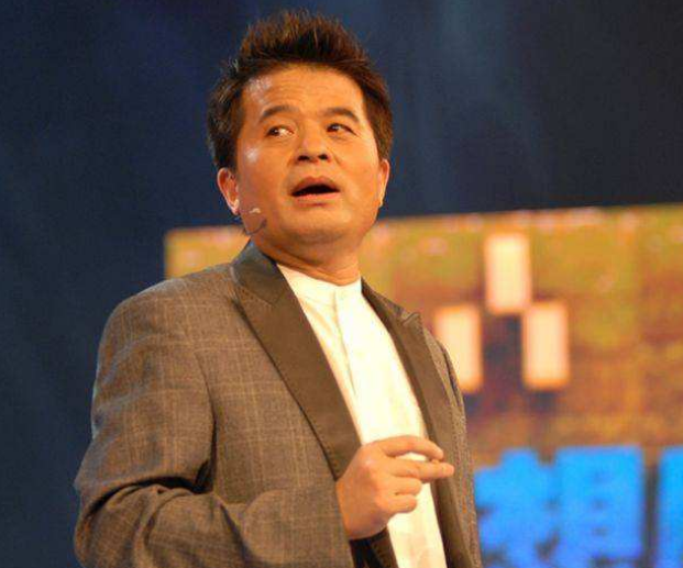 离开了星光大道的毕福剑,如今豪车代步美女作陪,过得有滋有味