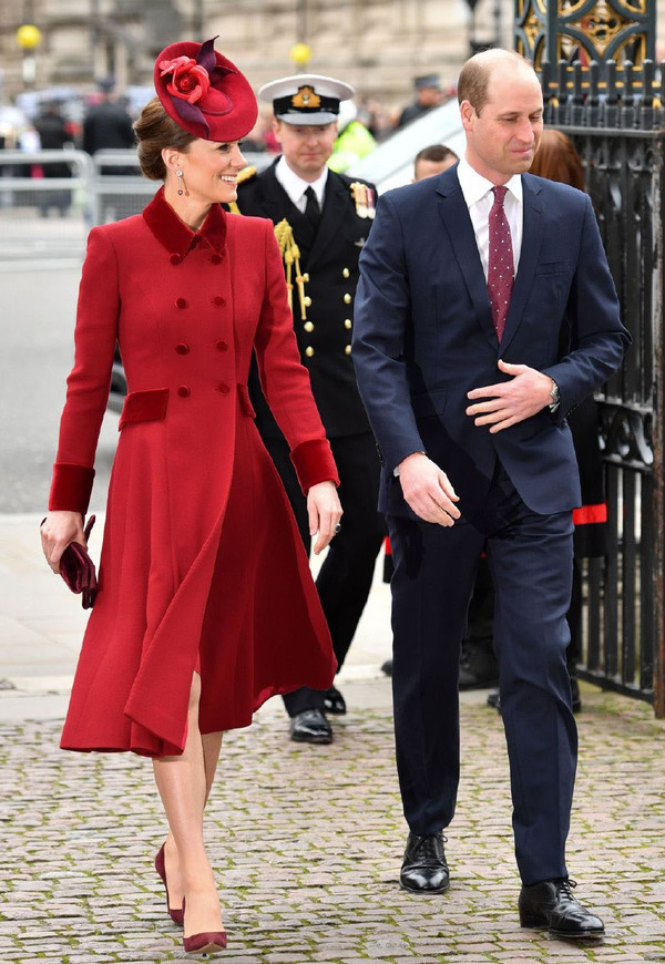 威廉和哈里夫妇出席庆典凯特梅根上演红配绿妯娌俩都超美
