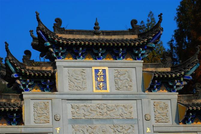 寺内有四大殿堂,为天王殿,大雄宝殿,毗卢殿和真身殿.