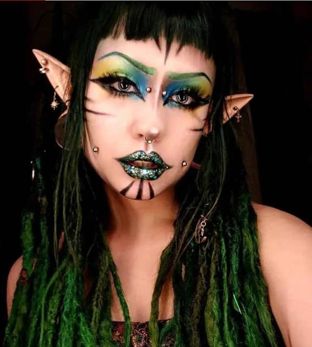 芬兰22岁女子酷爱哥特文化自造精灵耳朵纹身遍布全身并计划继续增加
