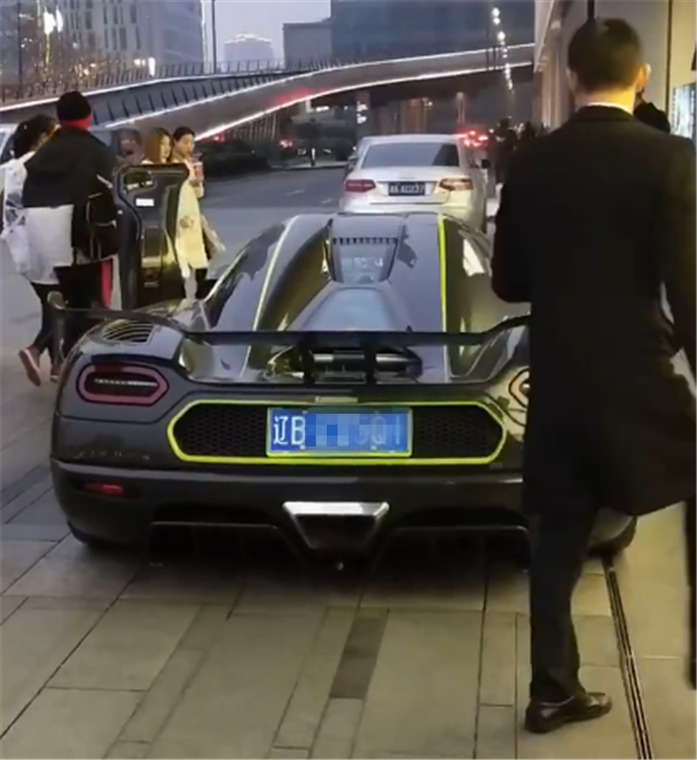 3000万柯尼塞格现成都 国内数量不到4台 挂辽b牌 车主是某网红 腾讯新闻