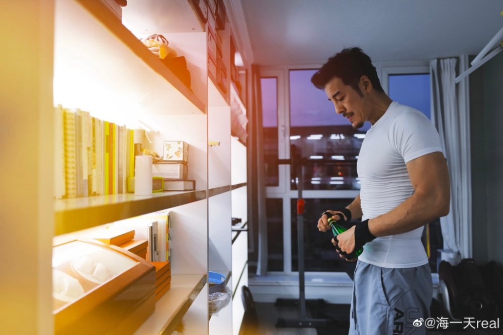 yes娱乐3月10日综合报导近日,演员海一天晒出健身打