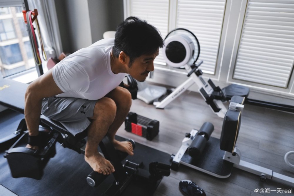 肌肉型男!海一天宅家坚持健身 腹肌线条优越
