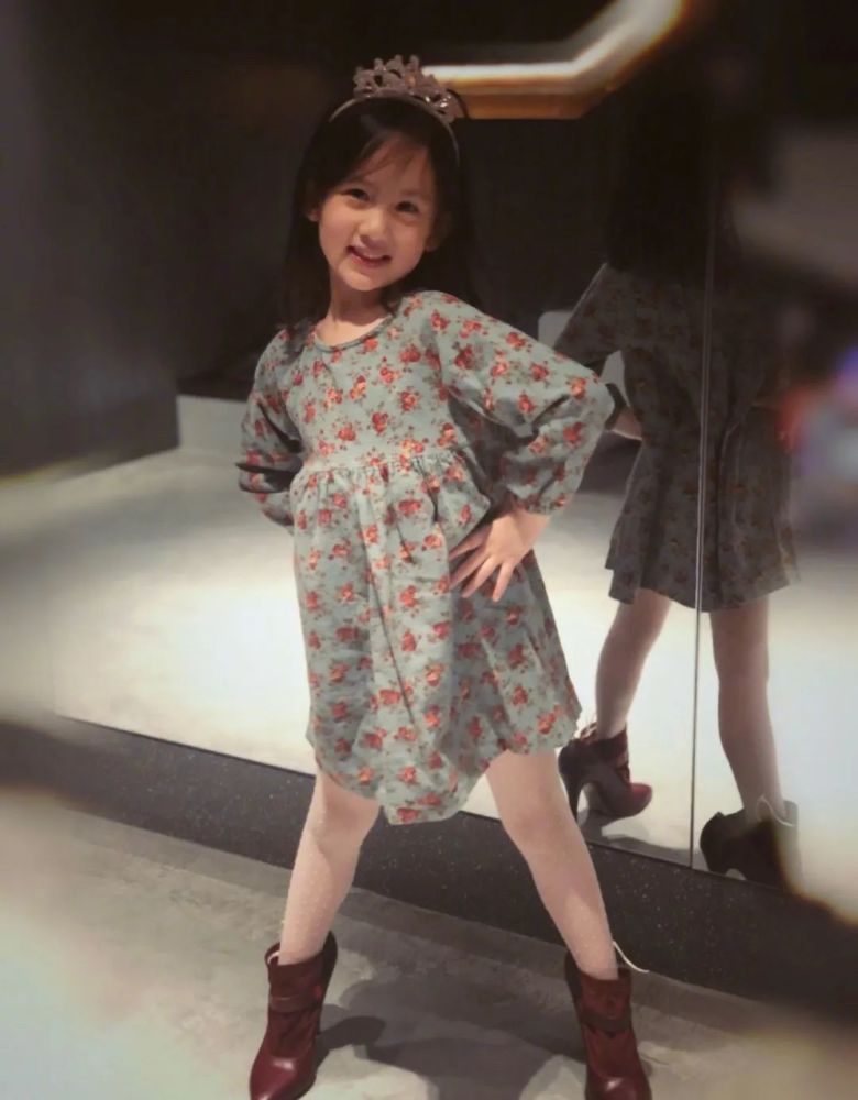 被黄磊2女儿惊艳!6岁多妹穿碎花裙古灵精怪,大眼睛太像老爸