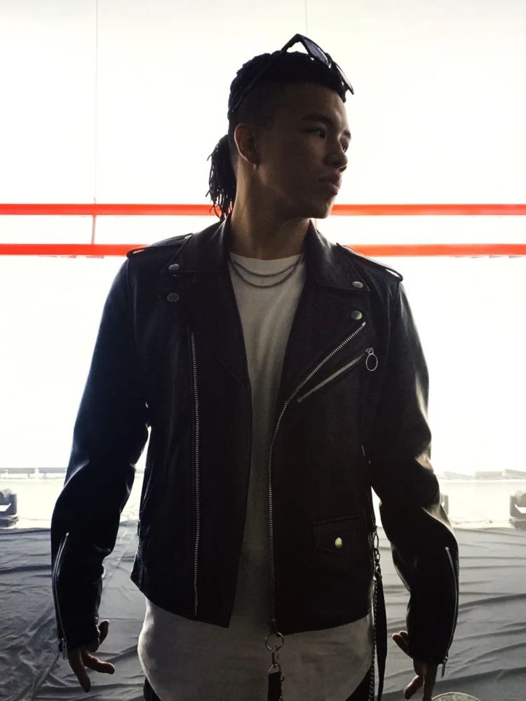 醉人的风格是硬核说唱,最初是跟胡汀洋成立了硬核说唱组合凤凰鸣,后来