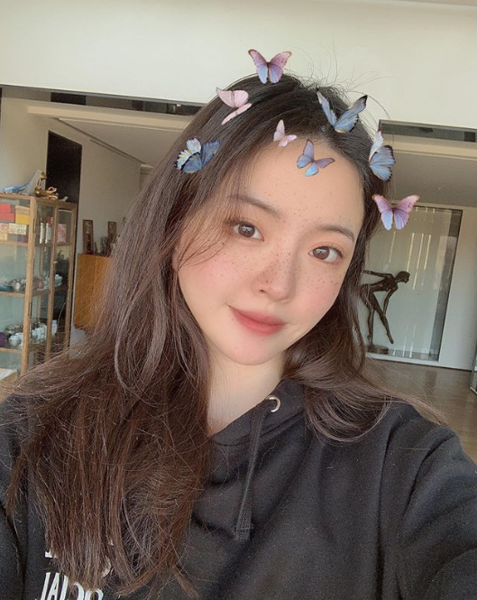 华谊千金王文也晒雀斑妆美照闺房意外曝光很有艺术风