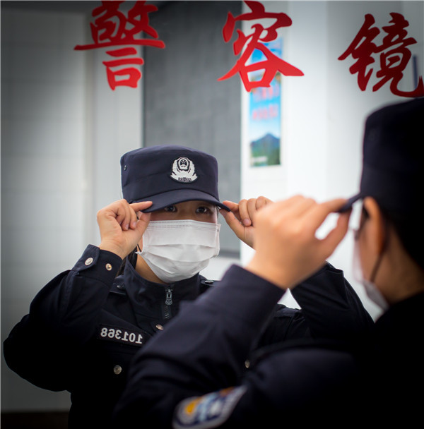 疫情下户籍民警的一天_腾讯新闻
