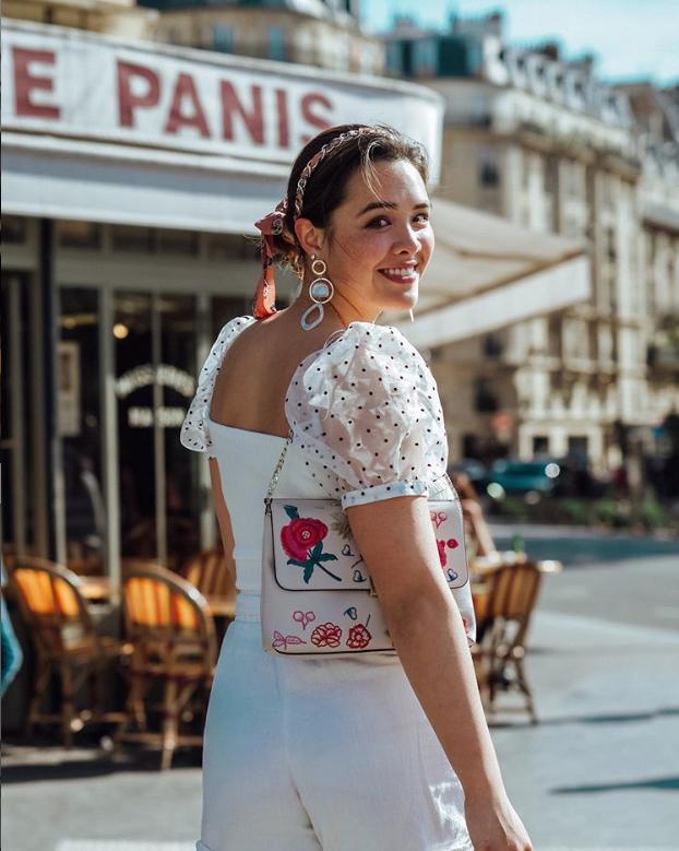 钟丽缇22岁混血女儿晒近照无修图虎背熊腰身材太粗壮