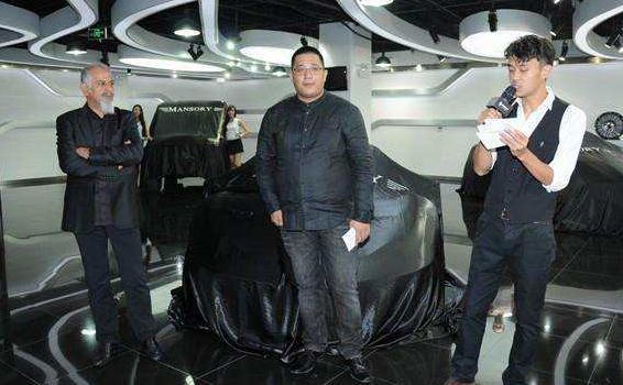 除此以外,在付嵩洋的车库里我们也可以看到大量的豪车,就比如是法拉利