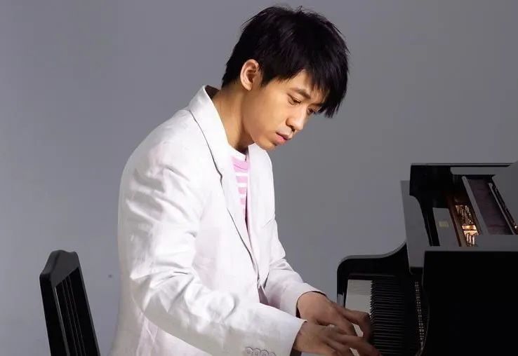 似乎在我的记忆里,光良永远只是个坐在钢琴前的少年,唱着柔美