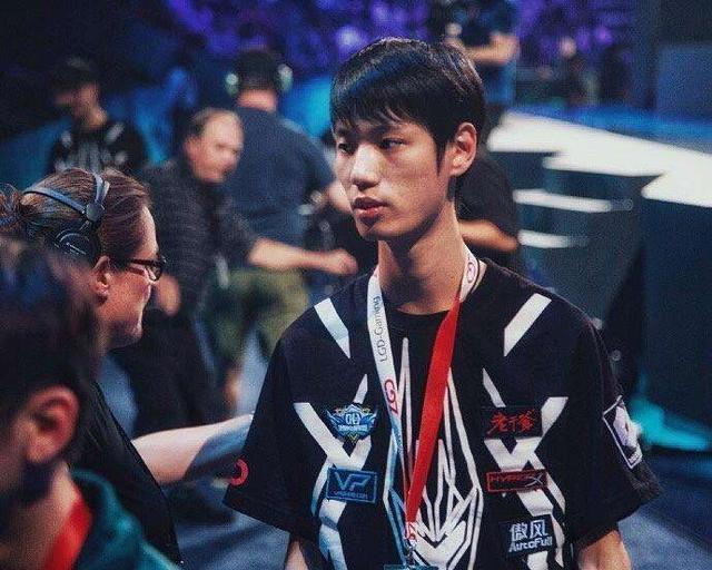 dota2zhou神直播谈新lgd看法表示欣赏三号位老十一的进攻性