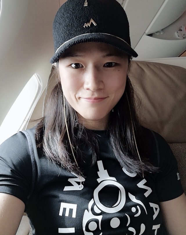 张伟丽夺冠后晒照,舞台上的她太迷人,网友:这是真正的"明星"