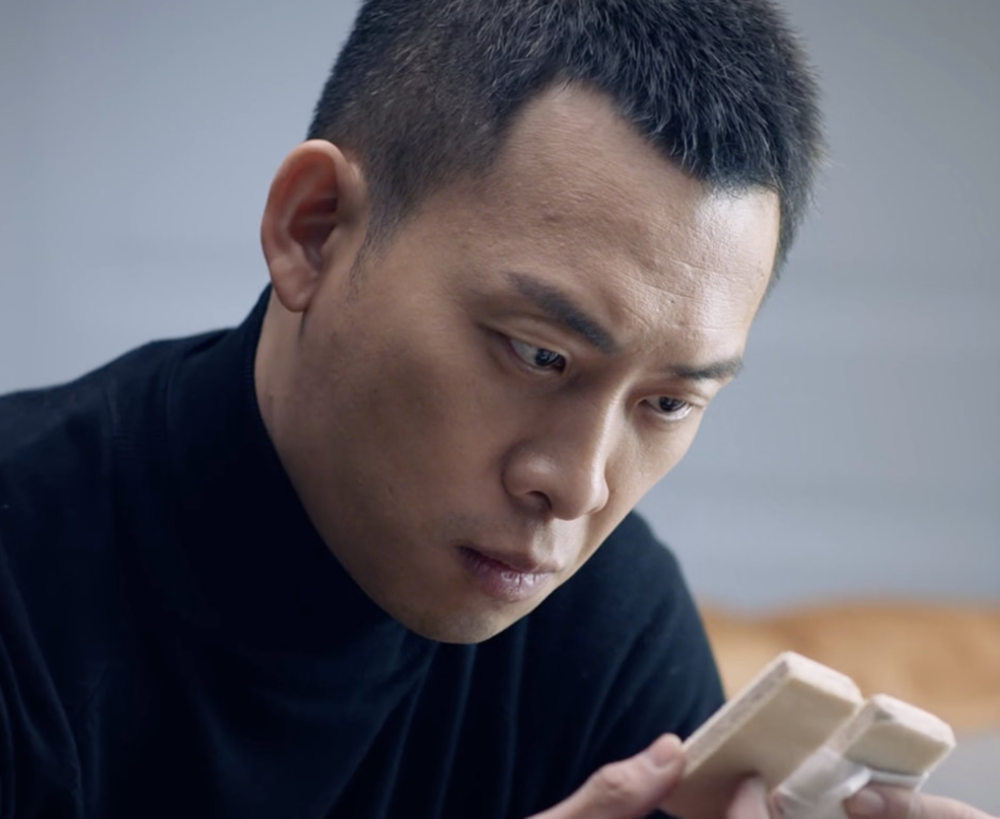 《重生》:张译一句牙刷,为什么特别高级?_腾讯新闻