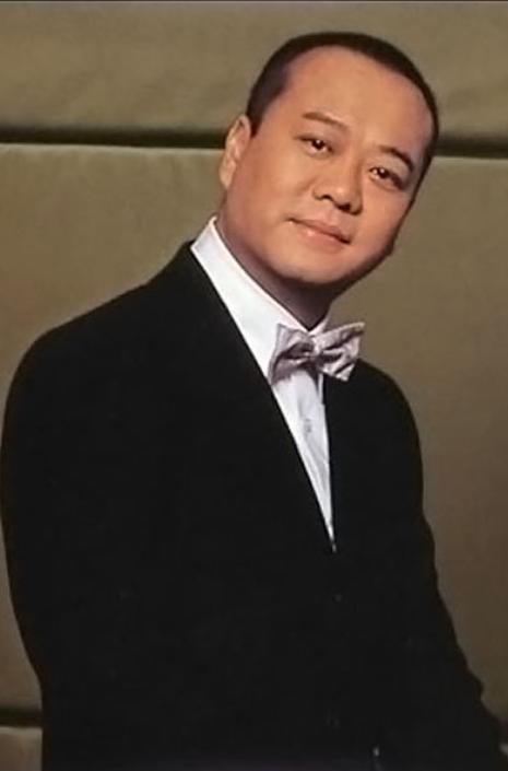 痴情的欧阳震华娶赌王孙女深爱25年老婆身价百亿被骂吃软饭也不在意