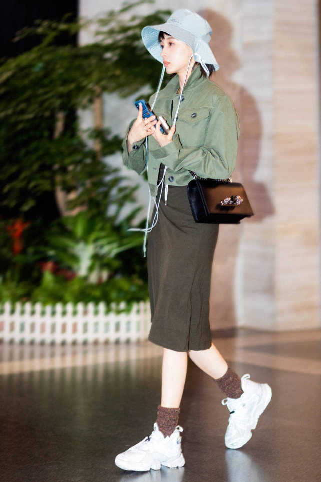 王子文小个子的穿衣教科书穿吊带连衣裙现身活动现场凹凸有致