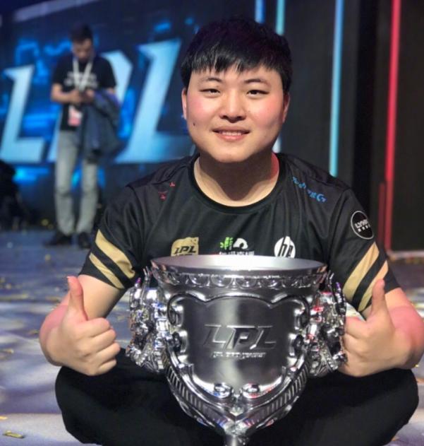 UZI道出当下峡谷之巅AD处境,打得好也赢不了,真的离谱!