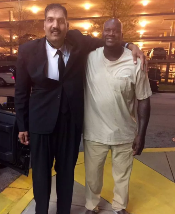 常人身材和nba巨人合影在300斤奥胖面前泰森表情也一脸和蔼