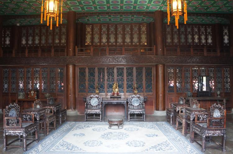 恭王府的用料十分奢华,举这么个例子,屋内所有的房屋隔断竟然都是用