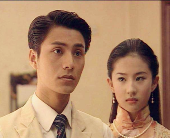 刘亦菲是87年生人,2002年出道拍《金粉世家》,搭档的是当年最红的陈坤