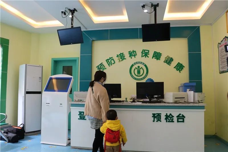 平溪街道社区卫生服务中心预防接种门诊负责人姚敦敏边做预防接种登记