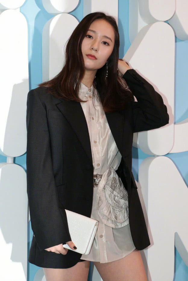 郑秀晶这站姿是认真的丝袜都救不了她要不试试美腿神器