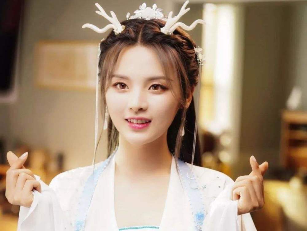 哭着出道的杨超越,有3部新剧待播,老天爷赏