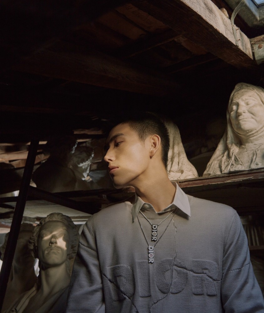 陈飞宇封面来袭 棕色外套搭工装裤少年感十足