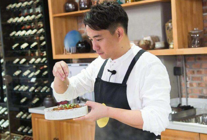 黄磊的面馆开张了,食客吃一碗"雪碧拌面",买单时以为算错钱!