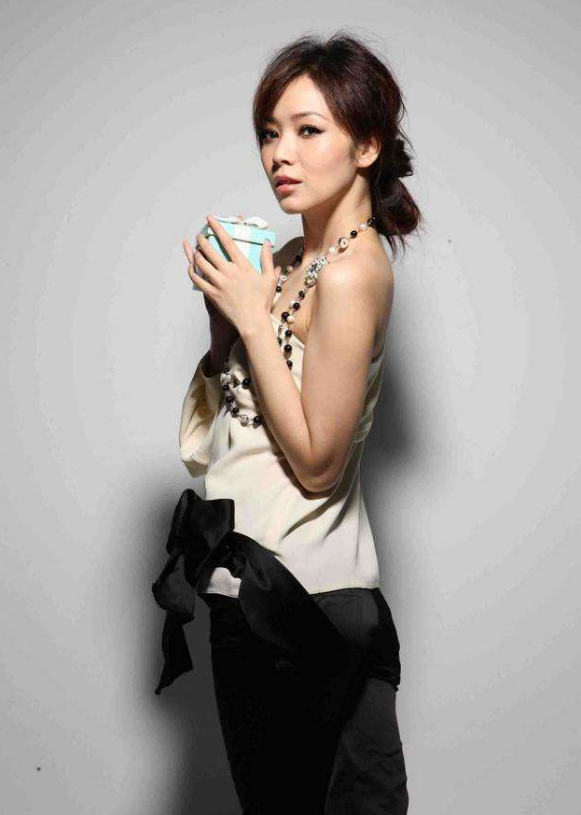 侯佩岑穿黑色丝袜太美了完美的穿搭这还是你喜欢的侯佩岑吗