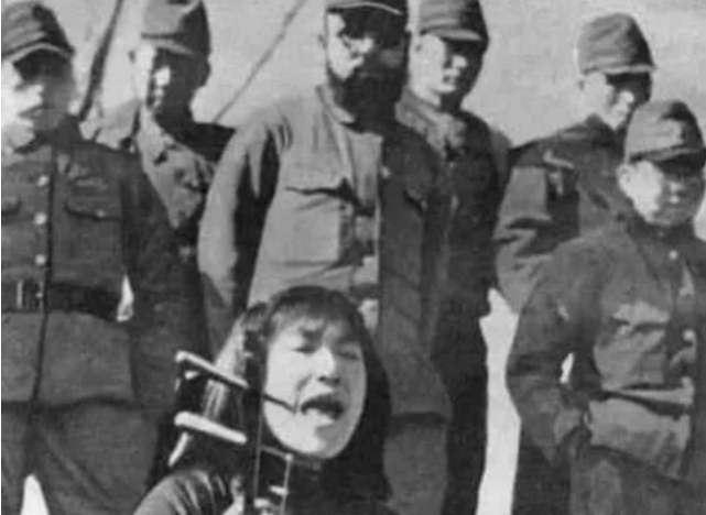 日本鬼子罕见老照片:鬼子强搂中国小女孩,这眼神让人看了心酸!